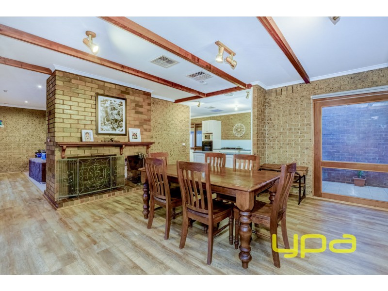 27 Campaspe Crescent, Brookfield VIC 3338