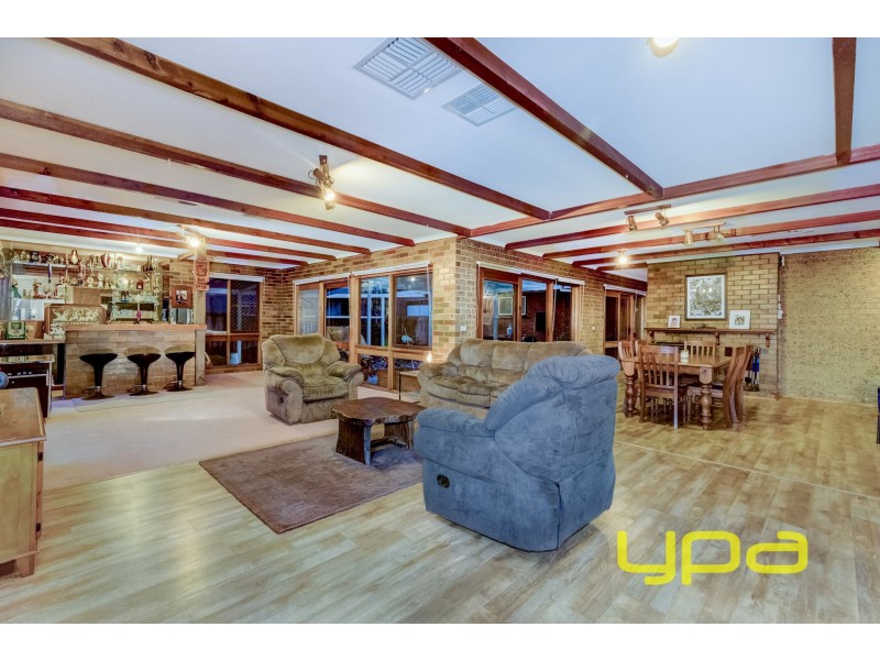 27 Campaspe Crescent, Brookfield VIC 3338