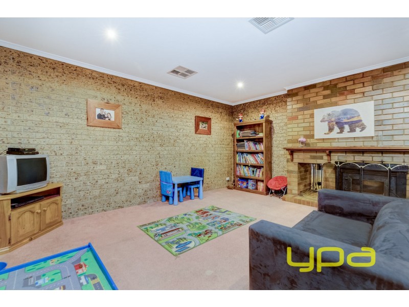 27 Campaspe Crescent, Brookfield VIC 3338