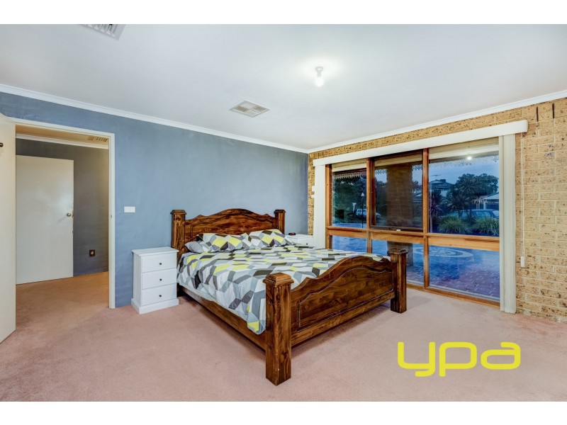 27 Campaspe Crescent, Brookfield VIC 3338