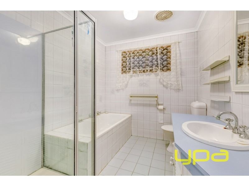 27 Campaspe Crescent, Brookfield VIC 3338