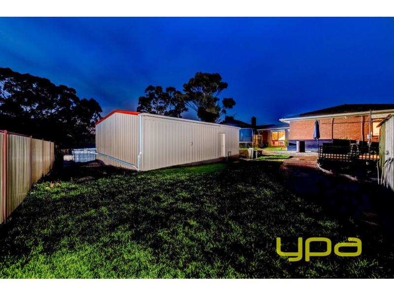 27 Campaspe Crescent, Brookfield VIC 3338