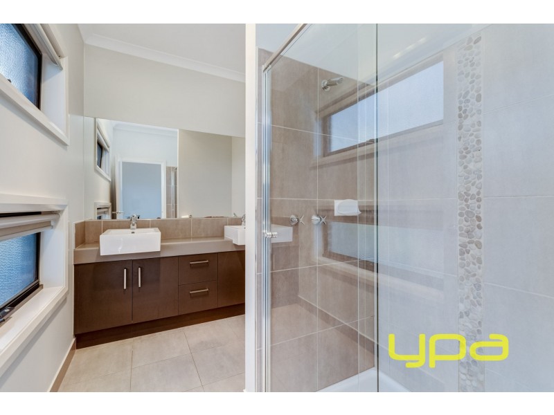 21 Finlay Avenue, Melton West VIC 3337