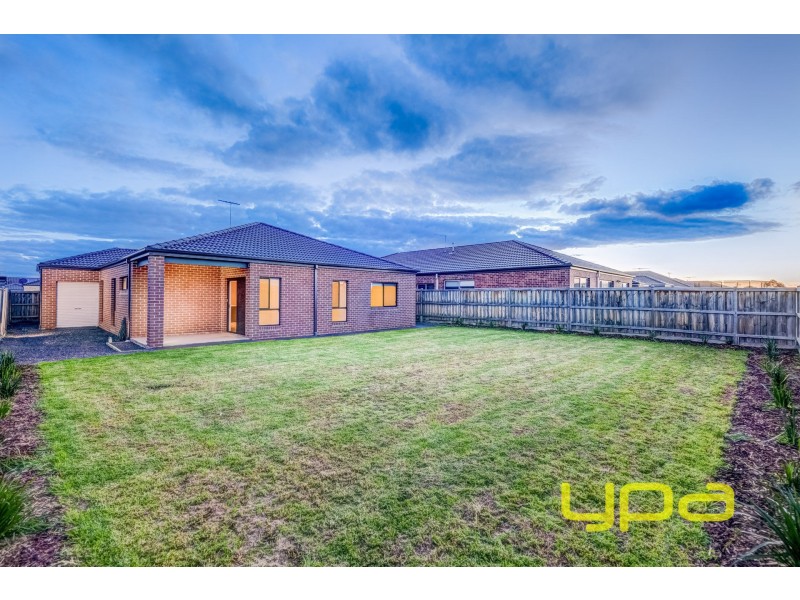 21 Finlay Avenue, Melton West VIC 3337