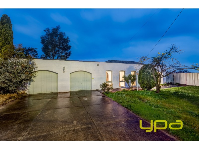 13 Cook Road, Melton South VIC 3338