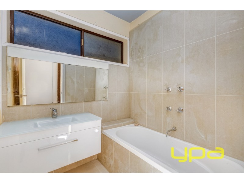 13 Cook Road, Melton South VIC 3338