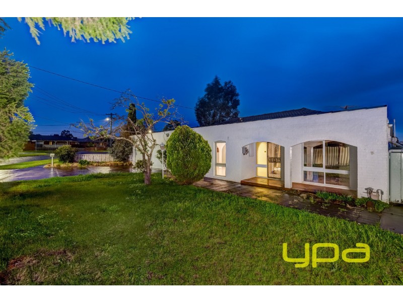 13 Cook Road, Melton South VIC 3338