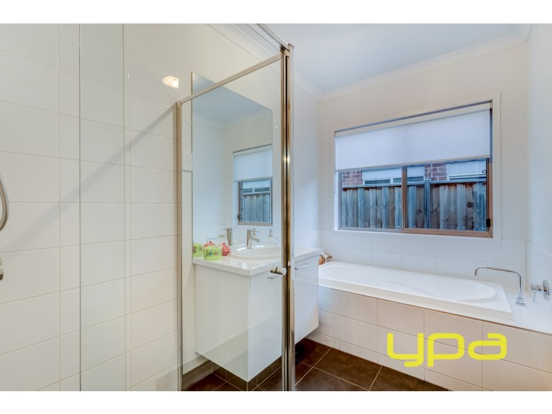 4 Foyle Crescent, Melton South VIC 3338