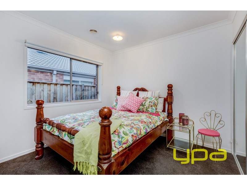 4 Foyle Crescent, Melton South VIC 3338