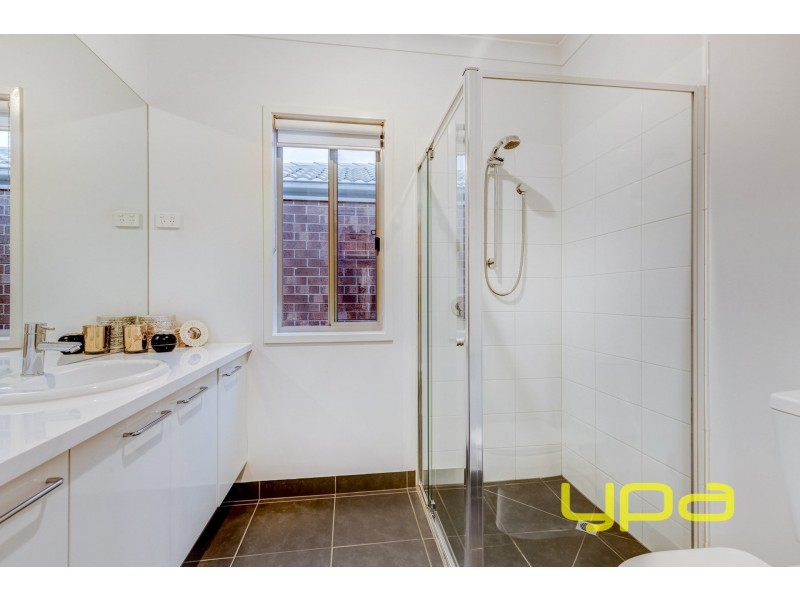 4 Foyle Crescent, Melton South VIC 3338