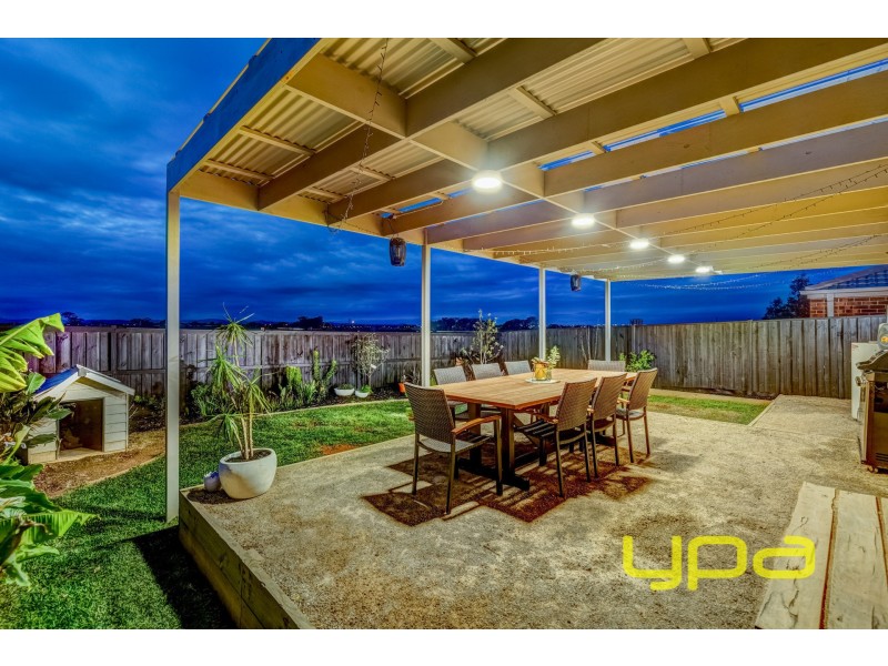 4 Foyle Crescent, Melton South VIC 3338