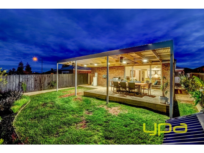 4 Foyle Crescent, Melton South VIC 3338