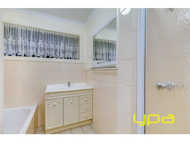 2 Ascot Place, Melton West VIC 3337