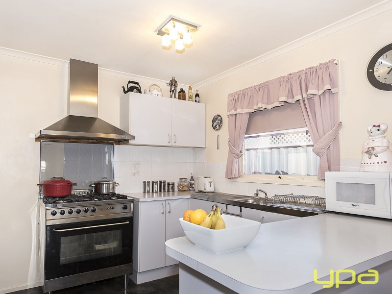 17 Stewart Crescent, Rockbank VIC 3335