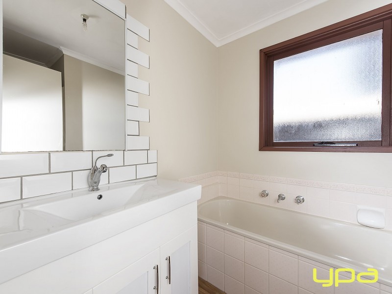 15 Bourke Road, Melton South VIC 3338