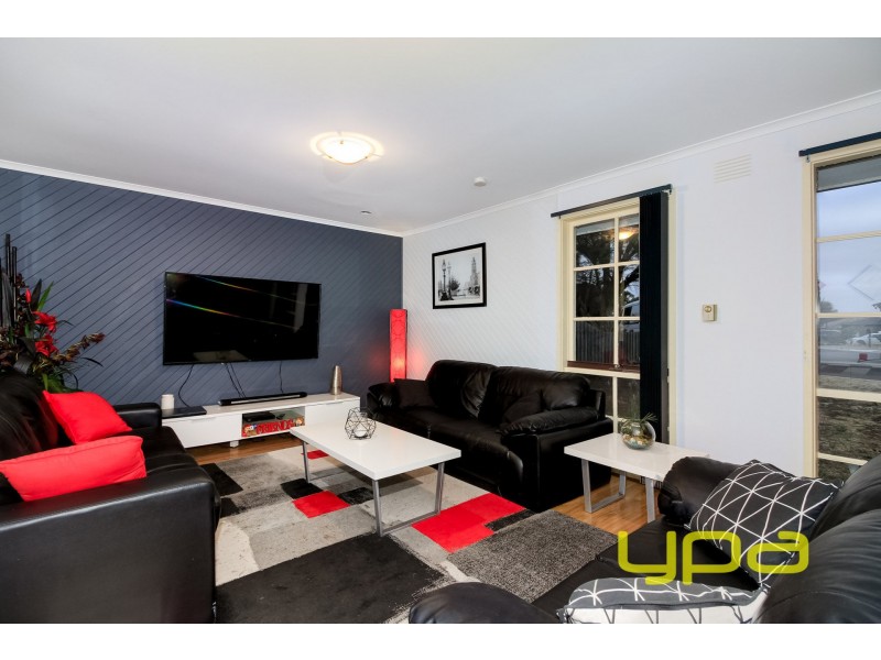 8 St John Place, Melton West VIC 3337