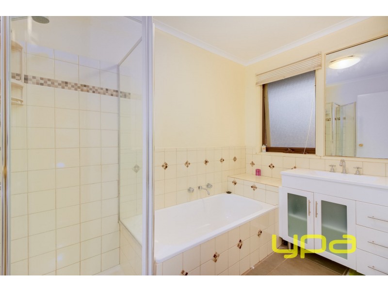 8 St John Place, Melton West VIC 3337