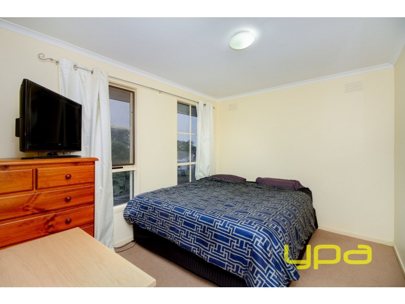 8 St John Place, Melton West VIC 3337