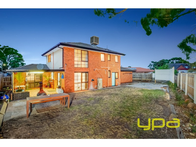 8 St John Place, Melton West VIC 3337