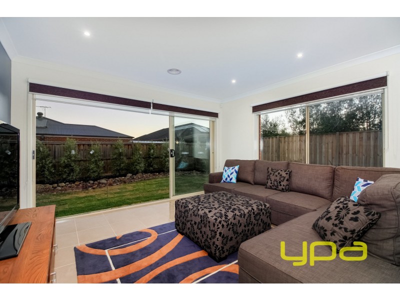 33 Castletown Boulevard, Melton South VIC 3338