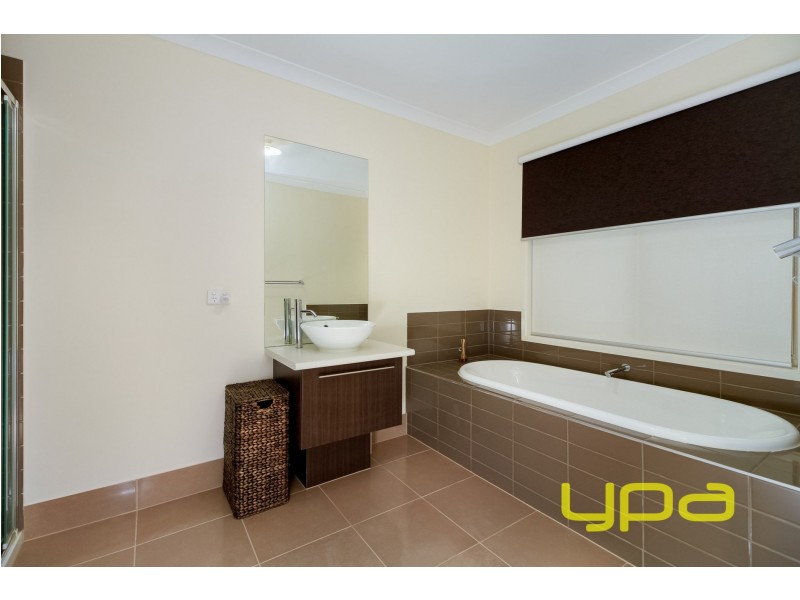 33 Castletown Boulevard, Melton South VIC 3338