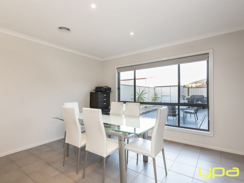 2/25 Lomandra Bowl, Melton West VIC 3337