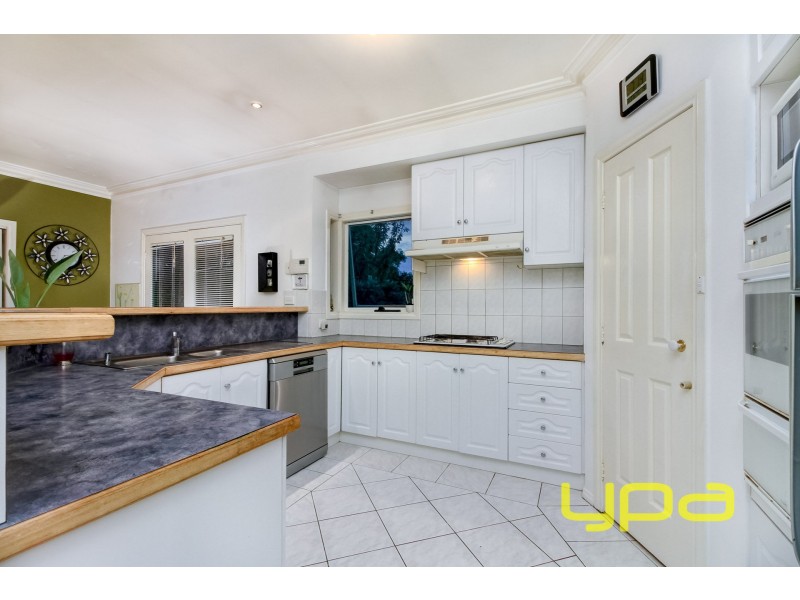 16 Cromwell Close, Melton South VIC 3338