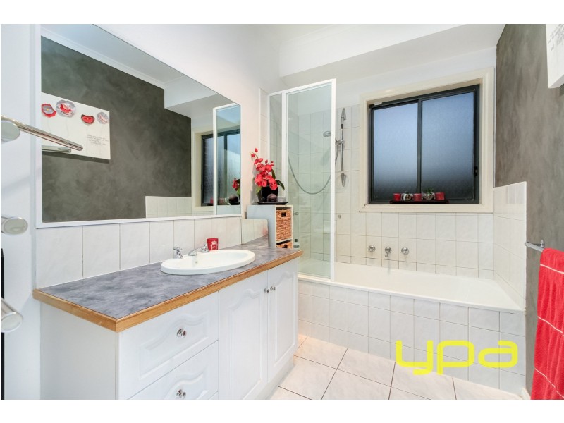16 Cromwell Close, Melton South VIC 3338
