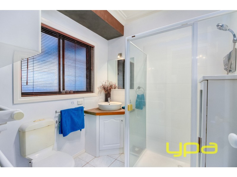 16 Cromwell Close, Melton South VIC 3338