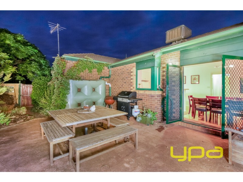 16 Cromwell Close, Melton South VIC 3338