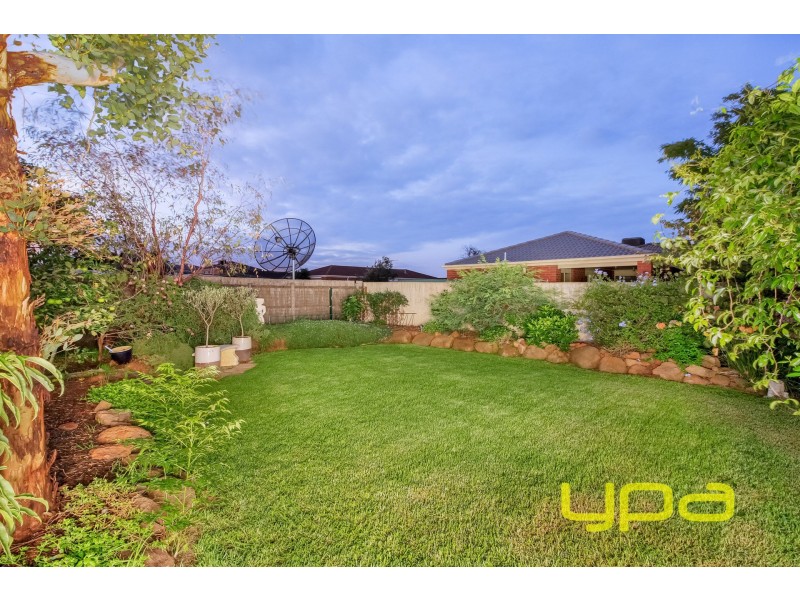 16 Cromwell Close, Melton South VIC 3338