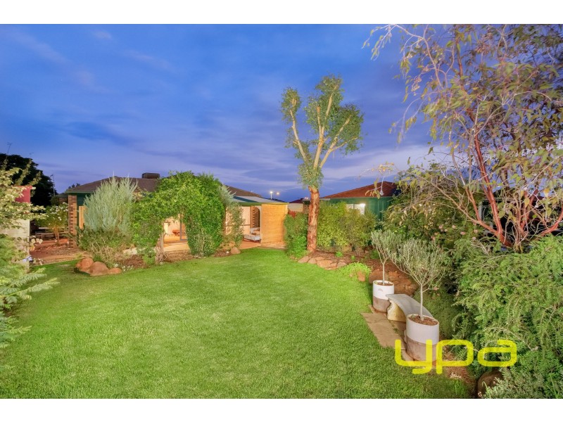 16 Cromwell Close, Melton South VIC 3338