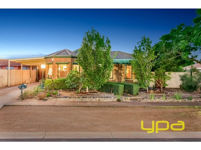 16 Cromwell Close, Melton South VIC 3338