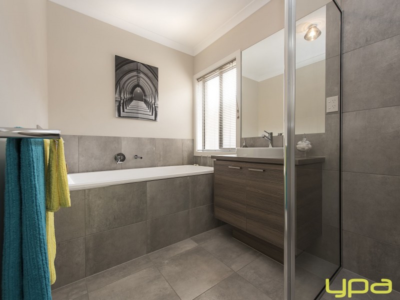 13 Burrawang Close, Brookfield VIC 3338