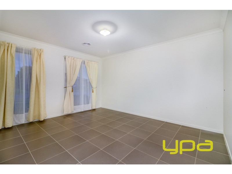 17 Longford Crescent, Melton South VIC 3338