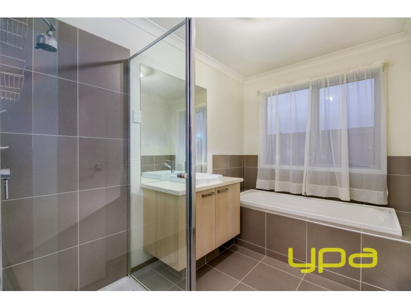 17 Longford Crescent, Melton South VIC 3338