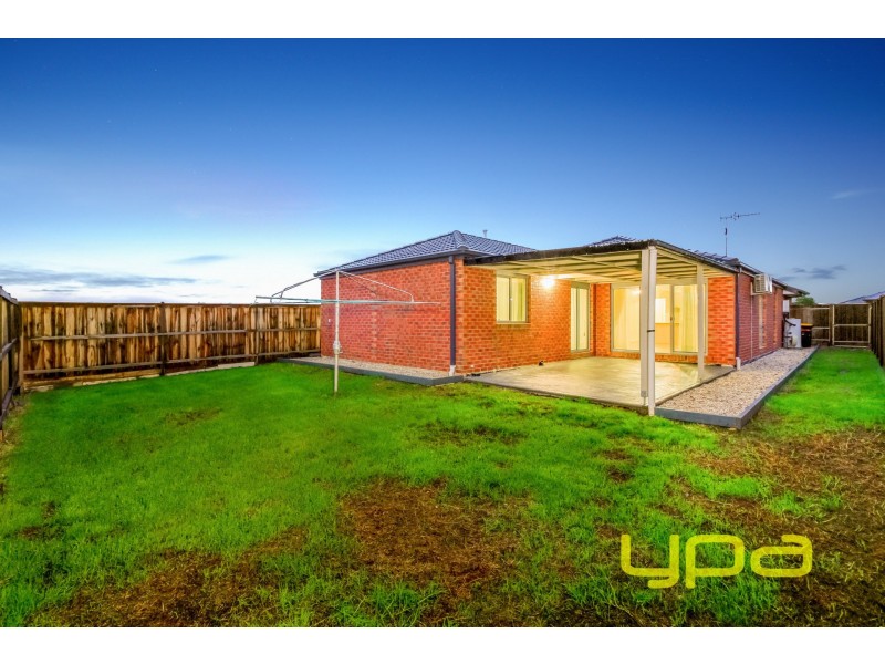 17 Longford Crescent, Melton South VIC 3338