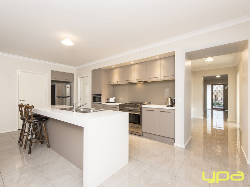 14 Arnolds Creek Boulevard, Melton West VIC 3337