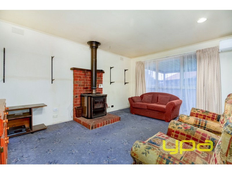 5 Peter Place, Melton West VIC 3337