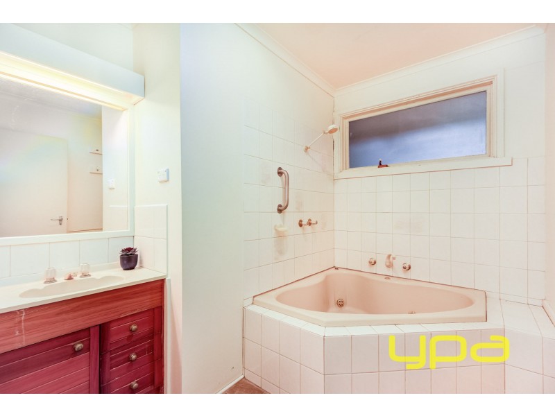 5 Peter Place, Melton West VIC 3337