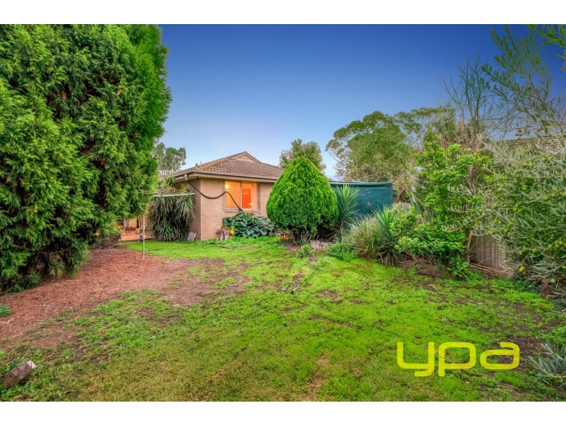 5 Peter Place, Melton West VIC 3337