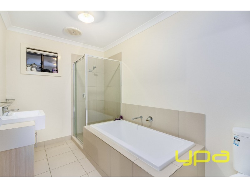 4 Oldbridge Boulevard, Melton South VIC 3338