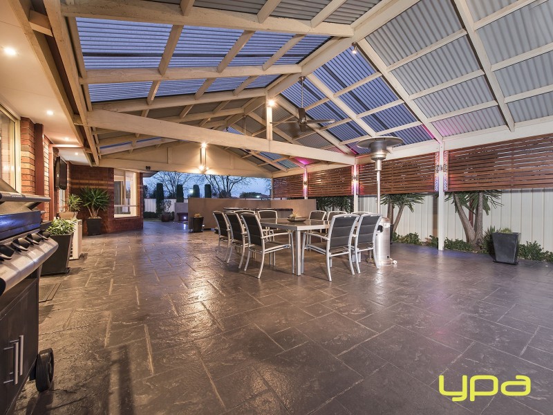 6 Prahn Court, Brookfield VIC 3338