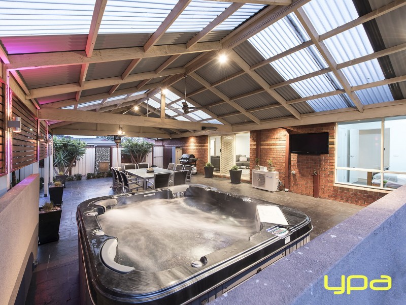 6 Prahn Court, Brookfield VIC 3338