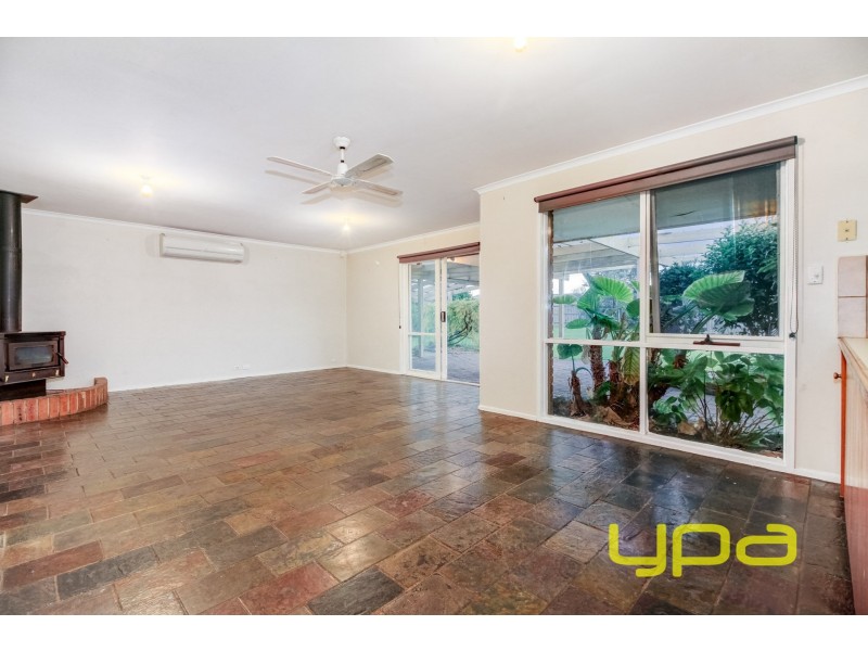 2 Tania Place, Melton West VIC 3337