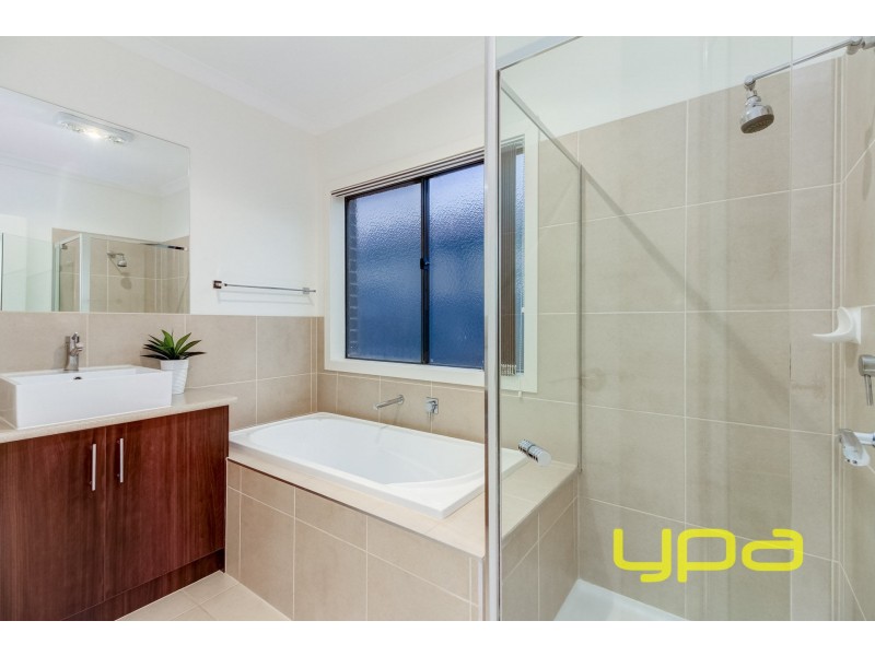 38 Cooloongup Crescent, Melton West VIC 3337