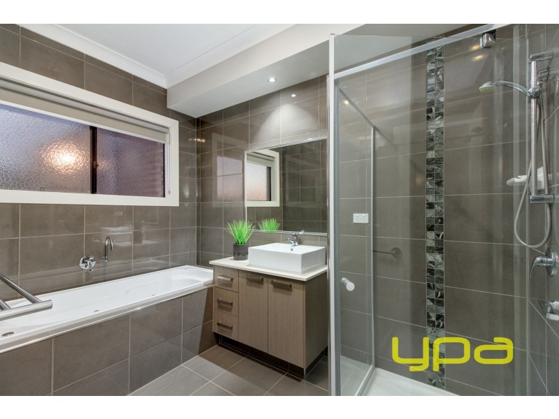 27 Riverbank Boulevard, Melton West VIC 3337