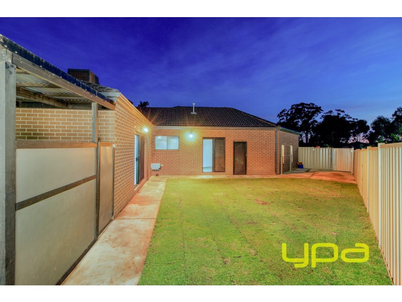 27 Riverbank Boulevard, Melton West VIC 3337