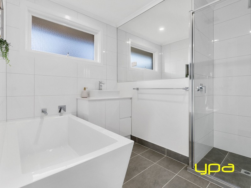 14 Hornbuckle Crescent, Melton VIC 3337