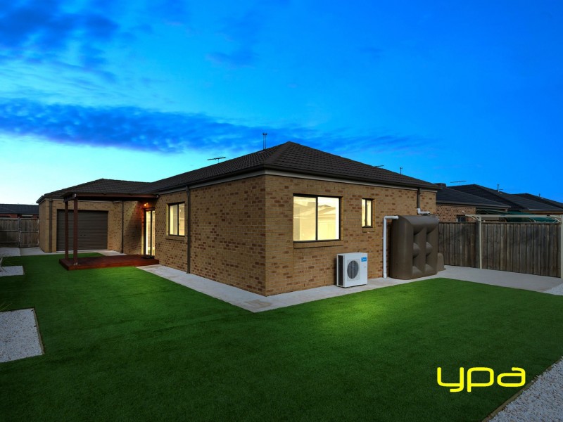 21 Edgewood Drive, Melton West VIC 3337